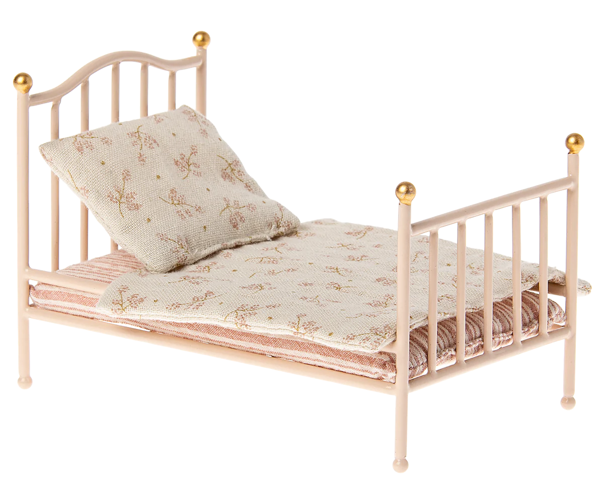 Vintage Bed, Mouse- Rose