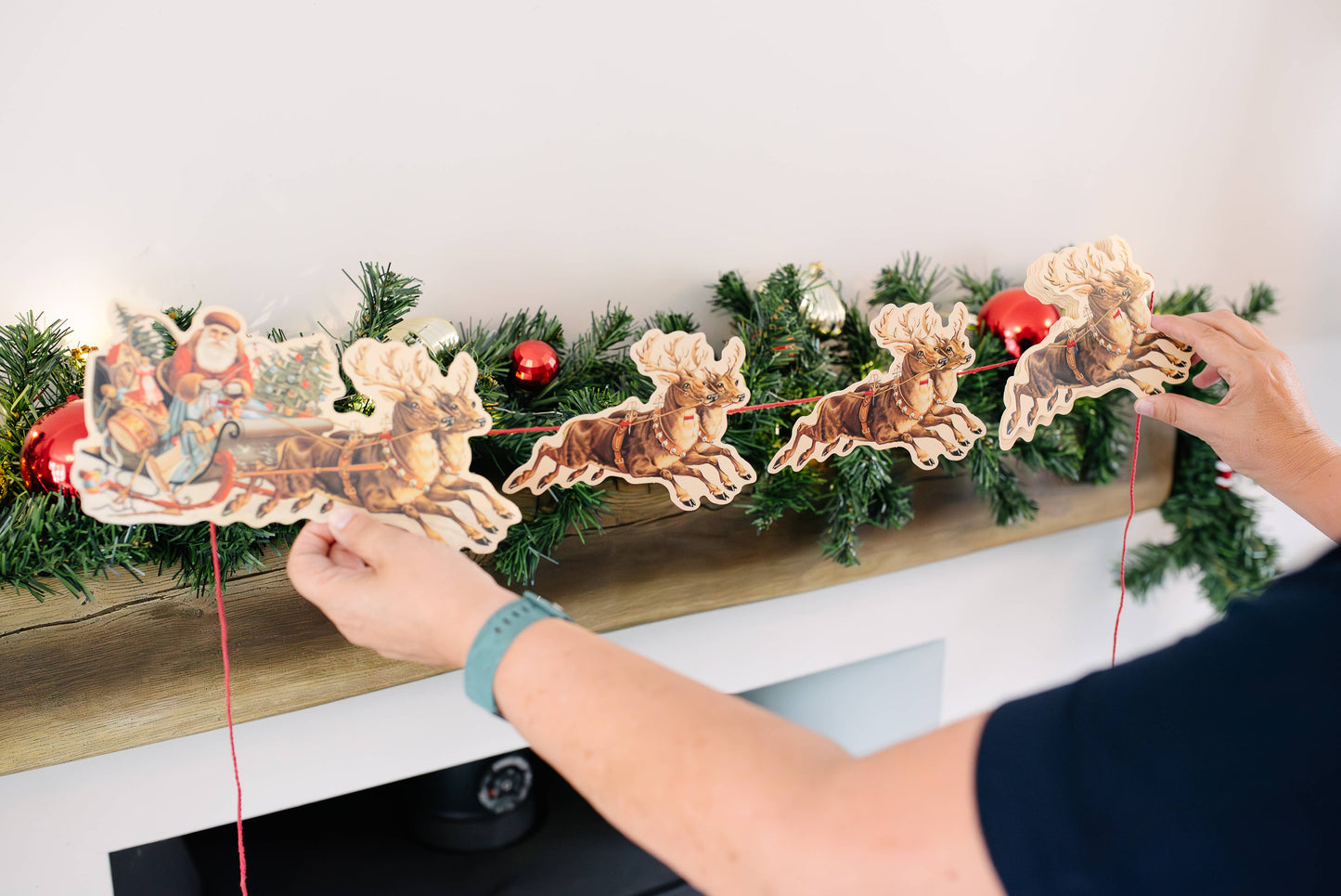 SANTA SLEIGH GARLAND